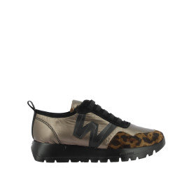 Buty z zakrytą cholewką długość cholewki do kostki .